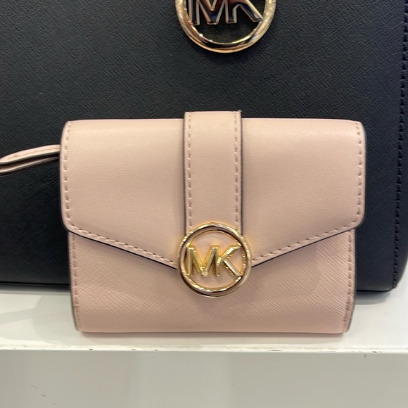 MICHAEL KORS
Carmen Medium Faux Leather Wallet
Powder Blush 
NWT - Picture 4 of 16